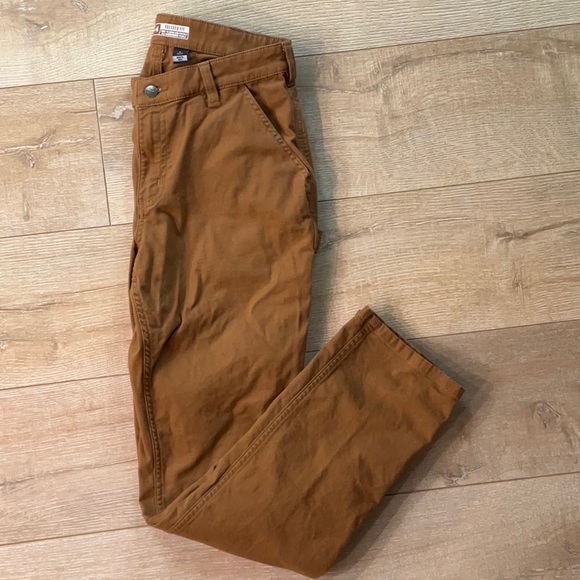 Carhartt Pants - NWOT Women’s Carhartt rugged flex relaxed fit canvas work pants size 6.